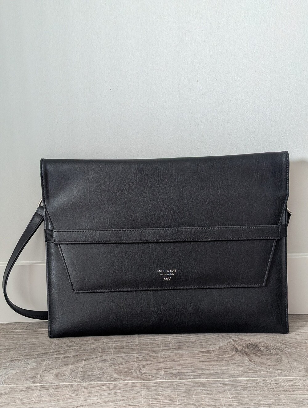 NWOT Matt & Nat Editor Slim Strap Vegan Black Laptop Shoulder Bag